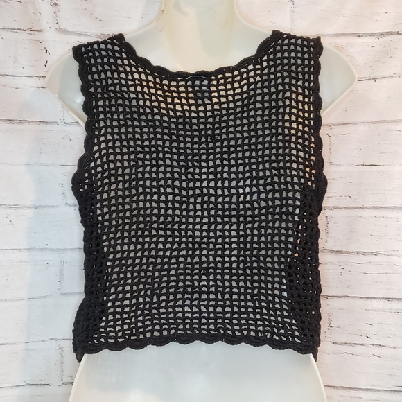 80's Black sleeveless crocheted scoop neck top - Picture 2 of 6